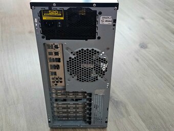 Cooler Master Centurion 5 ATX a Corsair HX520 - 5