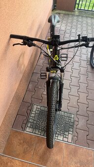 CTM PULZE - matná limetková / čierna 630Wh L (19") 2023 (17 - 5