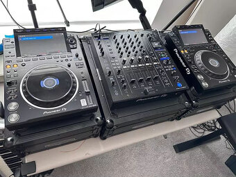 Multiplayer CDJ-3000 DJ s mixážnym pultom DJM-A9 a kufrom - 5