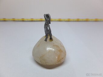Stará vzácná miniatura, kovový kozoroh na leštěném kameni. - 5