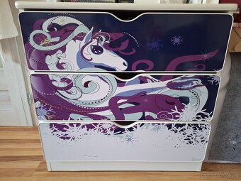 Posteľ s výsuvným lôžkom 90x200+komoda konik+ružová stolička - 5