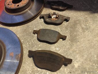 Predám predné brzdy Ford Focus 2 1.8TDCi 85kW - 5