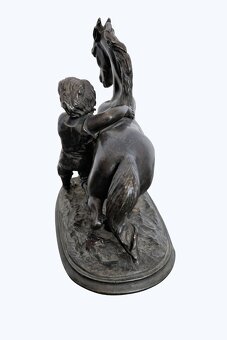 Bronzová soška - Chlapec s koňom - 5