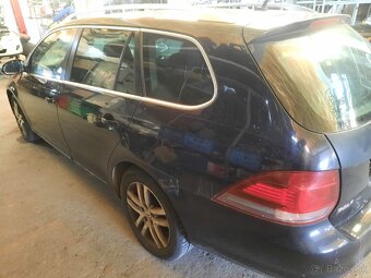 Rozpredam Volkswagen Golf 6 1,6tdi 77kw CAY farba cierna - 5