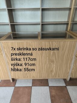 Skrine a vitríny zo zrušenej predajne – všetko len za 500 € - 5