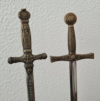 Miniatúrne historické helmy a meče - 5