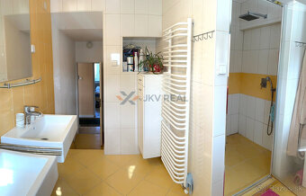 Priestranný 5-izbový rodinný dom s dvoma garážami a záhradou - 5