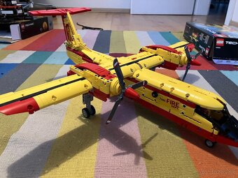 Lego Technic 42152 (lietadlo) a 42179 (pohyb Zeme a Mesiaca) - 5