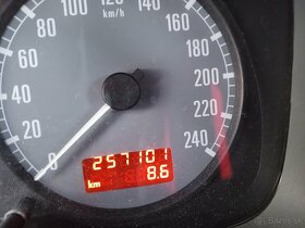 Škoda Octavia 1.  1.6 benzín - 5