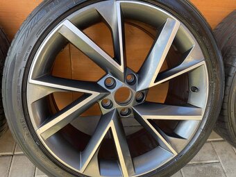 VEGA orig.skoda Superb3V 5x112 8j x19 ET 44 VW 235 40 R - 5