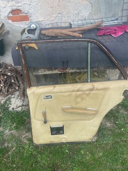 Predám hnedé zadné pravé dvere – Mercedes W123 - piano - 5