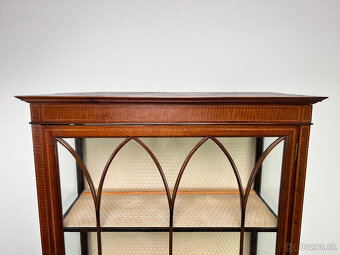 Elegantná štíhla vitrínka - 5