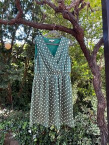 Zelené bodkované letné šaty - 5