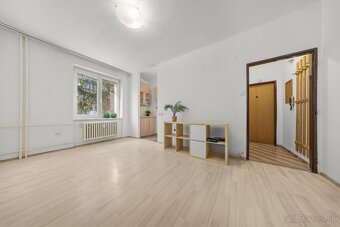 SVETLÁ GARSÓNKA, MUROVANÁ PIVNICA, NÍZKE NÁKLADY, OSTREDKY - 5