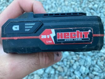 HECHT nabíjačka + baterky - 5