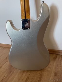 Precision bass by Fender - 5