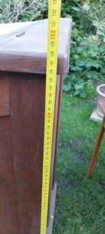 Stará rolovacia skrinka a taburetky - 5