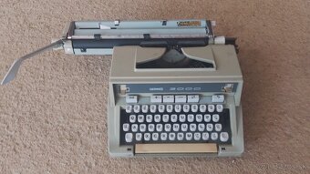 Predám švajčiarský starožitní písací stroj Hermes v kufríku - 5
