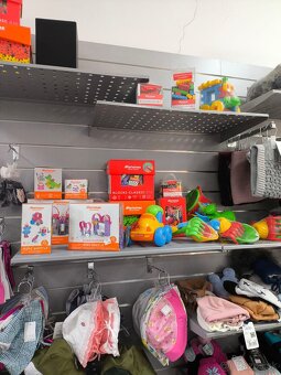 Predám nábytok a vybavenie predajne - 5