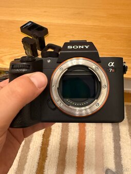 Sony A7R III – perfektný stav, 2 batérie, nabíjačka, grip - 5