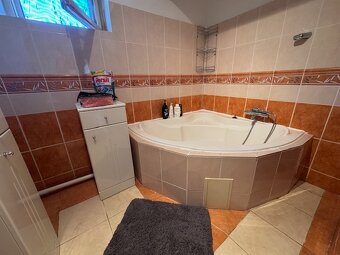 Na predaj rodinný dom, 2x garáž, pozemok o výmere 570m2 - ob - 5