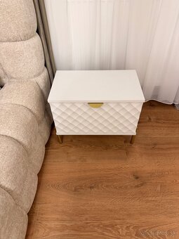 Moderný nočný stolík so zlatými detailmi - 5