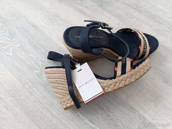 Nové sandále TOMMY HILFIGER v-eľ. 41 - 5