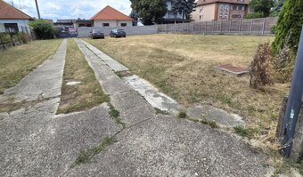 Ponúkame na predaj pozemok na výstavbu RD v Štúrove. - 5
