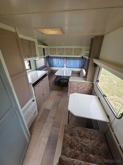 Karavan LMC 490 - predstan s bokami - 5