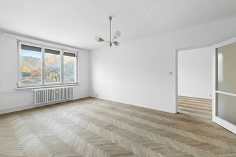 Pôvodný stav, skvelá dispozícia – 2-izbový byt s loggiami - 5