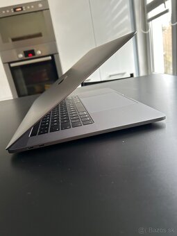 MacBook Pro 15" (2019) – Intel i7, 16 GB RAM, 250 GB SSD - 5