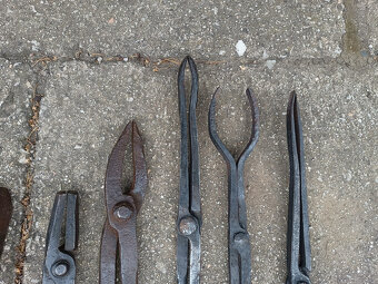 Kováčske kliešte ,náradie,kladiva ,sekera,nebožiec 21 - 5