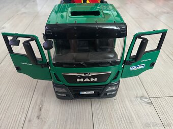 BRUDER smetiarske auto na sklo - 5