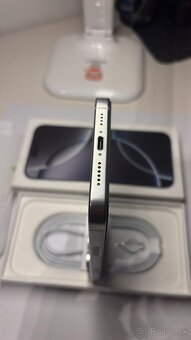 Mobilný telefón Apple iPhone 16 Pro Max 256 GB biely titán - 5