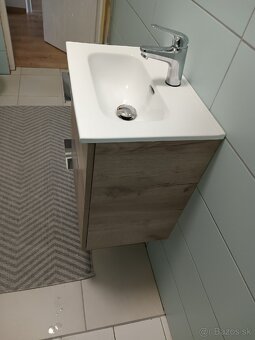 Menšia skrinka s umývadlom - 5