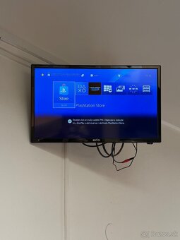 Predám hernú konzolu PS4 PRO 1TB White Minimálne Známky - 5