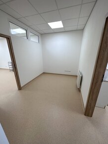 PRÍZEMIE – Obchodný priestor (ambulancia, kancelárie) 87 m2 - 5