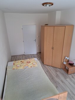 Prenájom - 2 izbový byt s balkónom- sídlisko Lány - 5