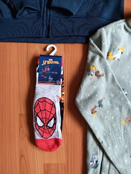 Nová mikina veľ. 128, ponožky spiderman - 5