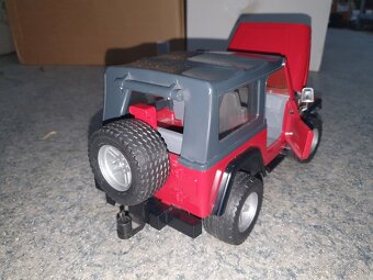 Bruder Jeep s prepravnikom na kone - 5