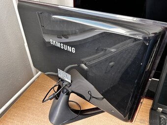 Na predaj: 2x LCD monitory – LG Flatron L194WS a Samsung Syn - 5