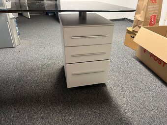 Sklenený kancelársky stôl s kovovými nohami a zásuvkovou skr - 5