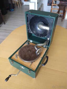 Kufríkový gramofón na kľuku Polyphon - 5