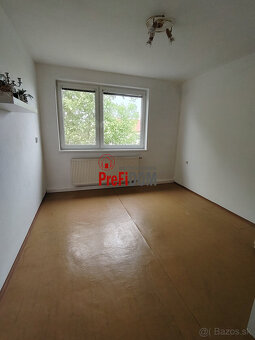 PREDAJ priestranný 4 izbový byt v obci Nová Ves nad Žitavou. - 5