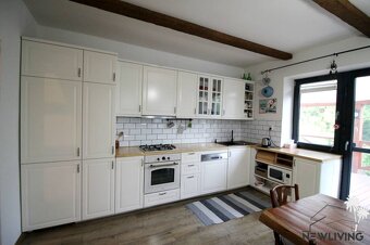 Rodinný dom vo vidieckom štýle s krásnou záhradou pri Piešťa - 5