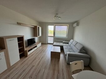Moderný priestraný 2 izbový byt s garážovým státim - 5