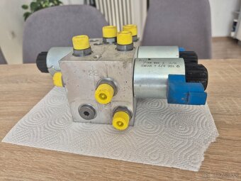 Hydraulický rozvádzač-ventilový blok.Claas. - 5
