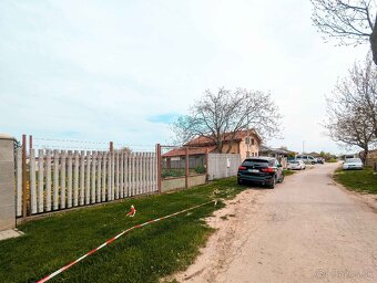 Stavebný pozemok 852m2 v tichej štvrti plnej novostavieb 7 m - 5