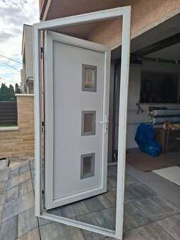 Plastové vchodové dvere a balkónové dvere so zárubňou - 5