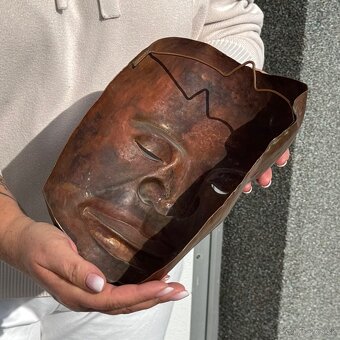 Maska měděná starožitná tučně vytepaná - 5